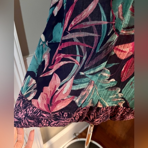 Christian Siriano Tropical Sleeveless Split V Neck Top - Picture 6 of 7